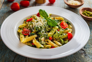 Pâtes au Pesto de Noix de Macadamia et Légumes d'Été